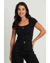 10134055_060_1-PW-BLUSA-DECOTE-RETO-C--MANGA